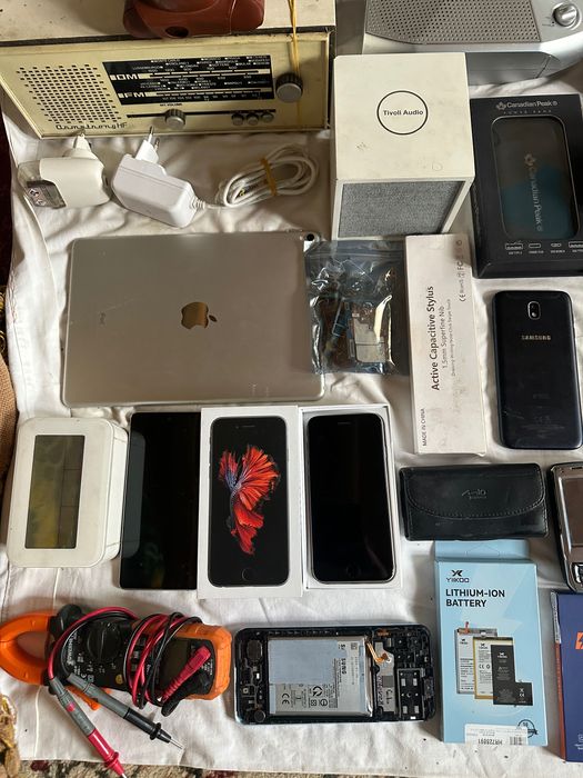 Vând electronice la grămadă.