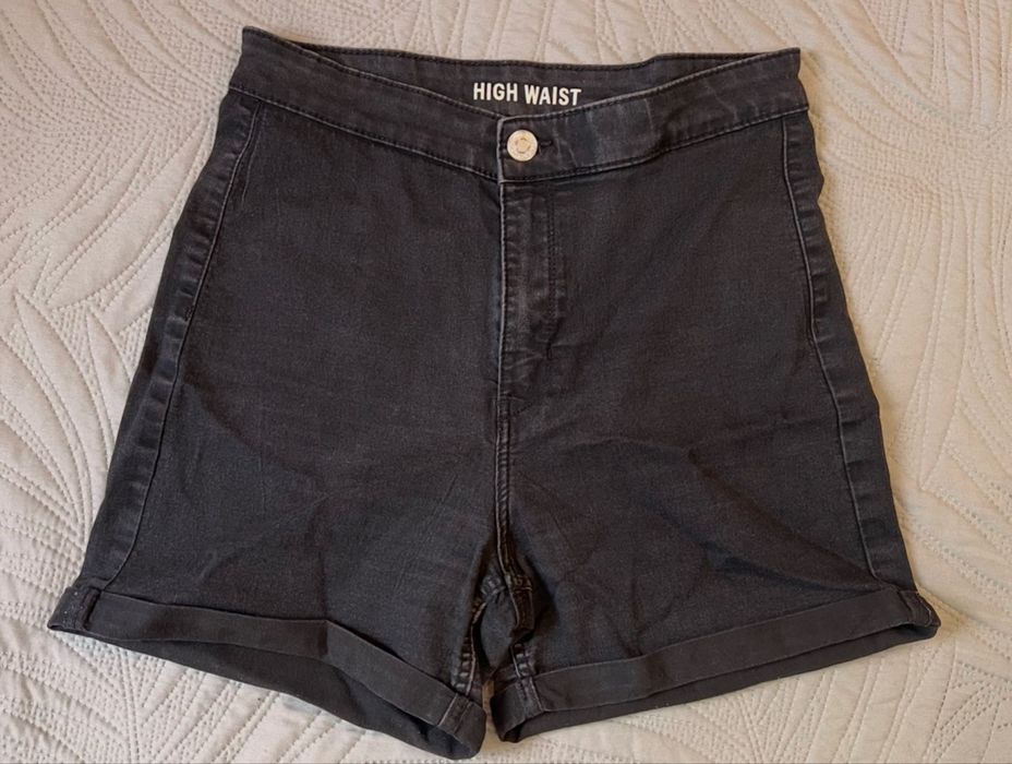 Продавам запазени дамски къси гащи!