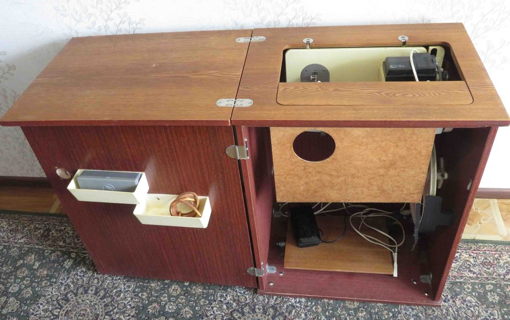 Швейная машина Чайка 142 М с тумбой, электроприводом и педалью