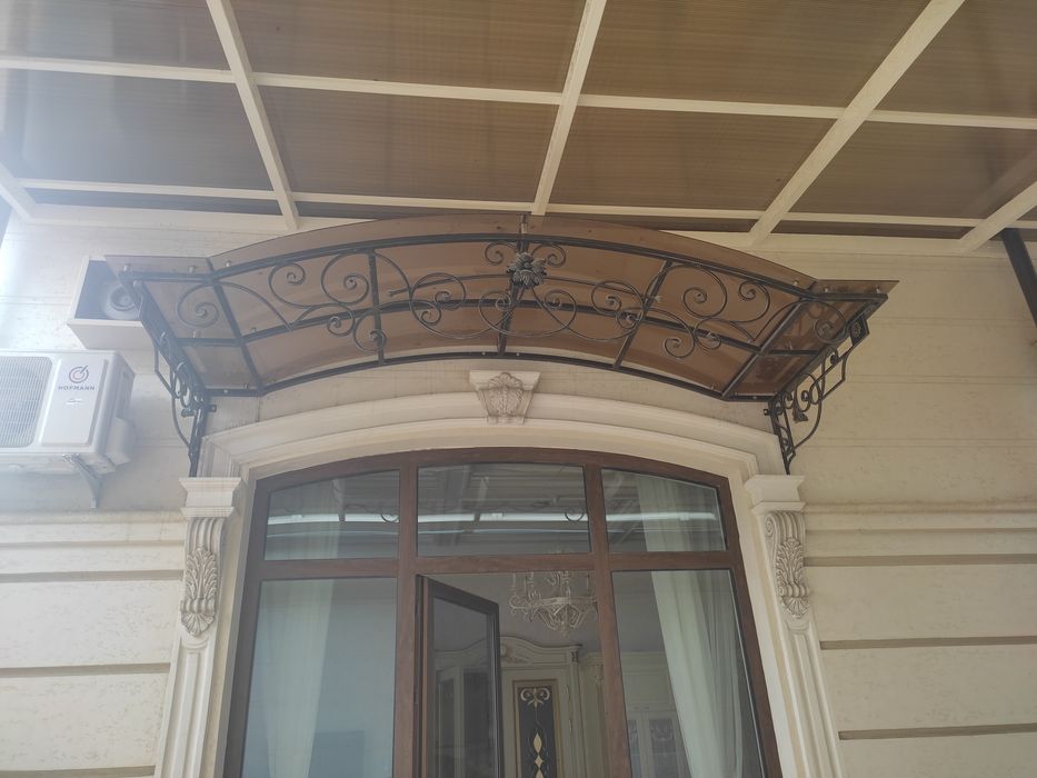 Продаются два козырька такого же типа из каленного стекла