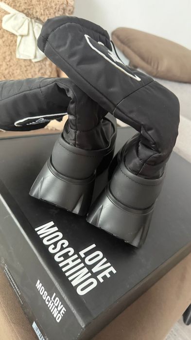 Vând ghete moschino