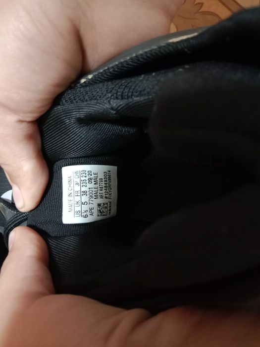 Кроссовки светятся в темноте