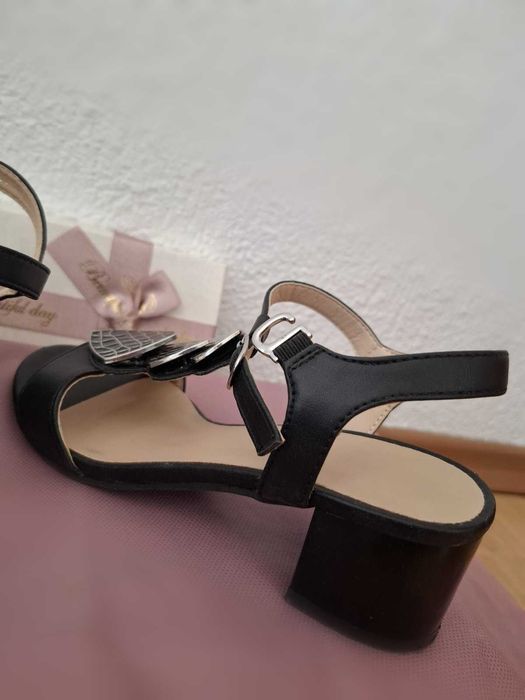 Сандали с нисък ток