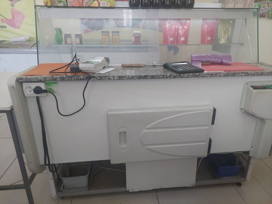 Продам холодильную витрину 1.5 м