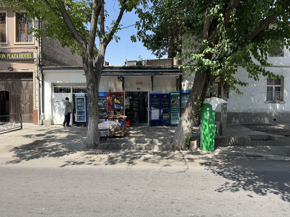 Sroʻchni yakkasaroyda yoʻlni boʻyida 3-sotix magazin va xovli sotiladi