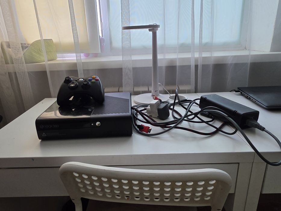 Xbox 360 E, с 2 джойстиками и проводами