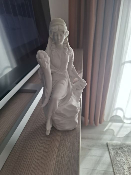 Statuieta Lady Apresentaco din porțelan biscuit  .