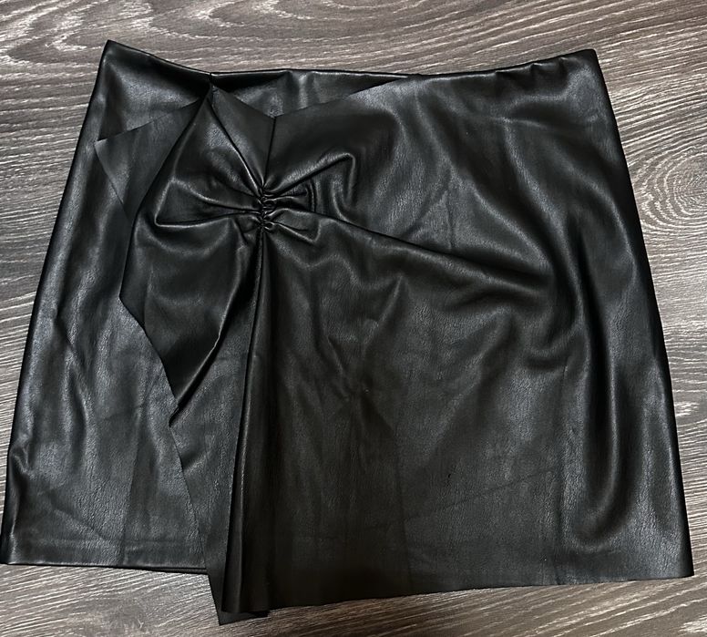 Черна кожена пола