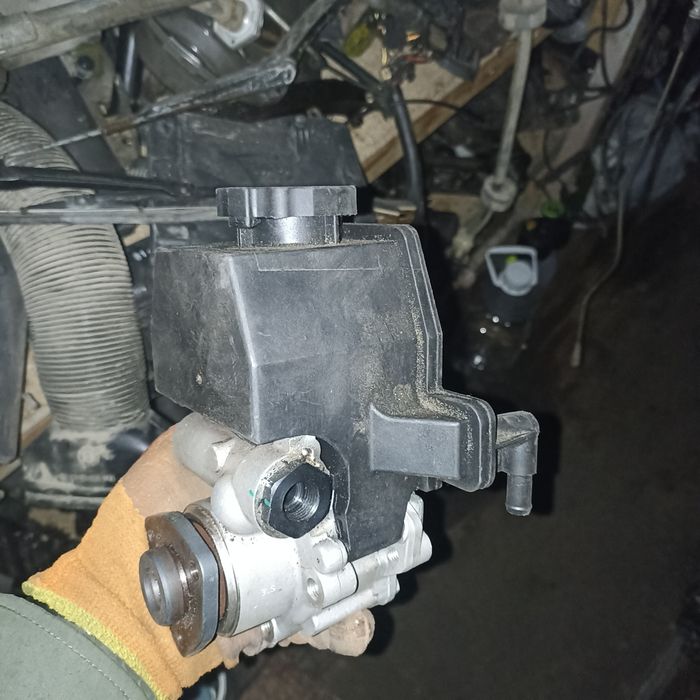 Гур насос Мерс 124