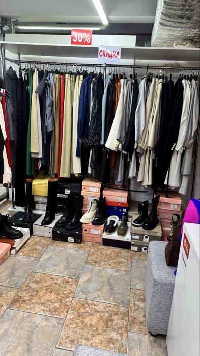 Бутик с товаром в центре города