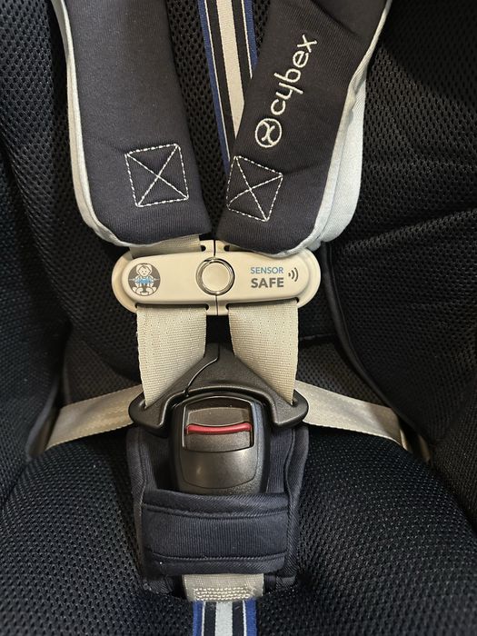 Cybex Sirona G i -size и клипс за колани Sensor save