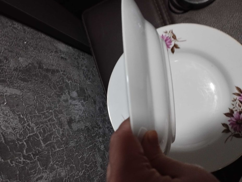 Тарелки из сервиза советских времен.