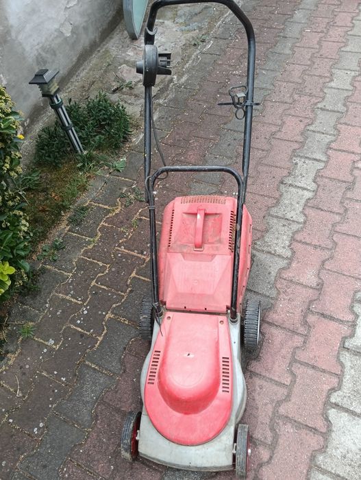 Mașina electrică de tuns iarba