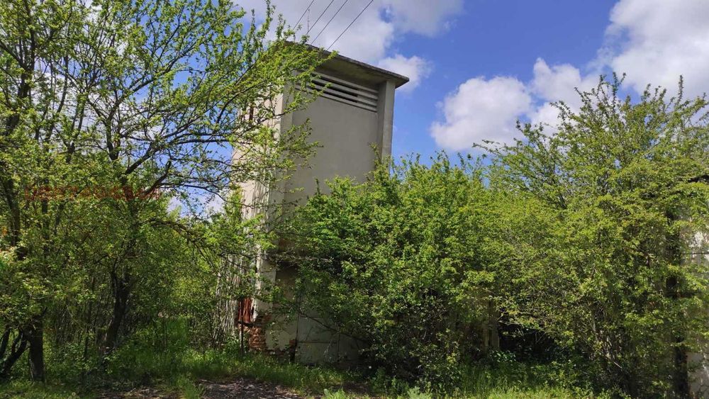 Продавам два парцела с постройки от стопански двор