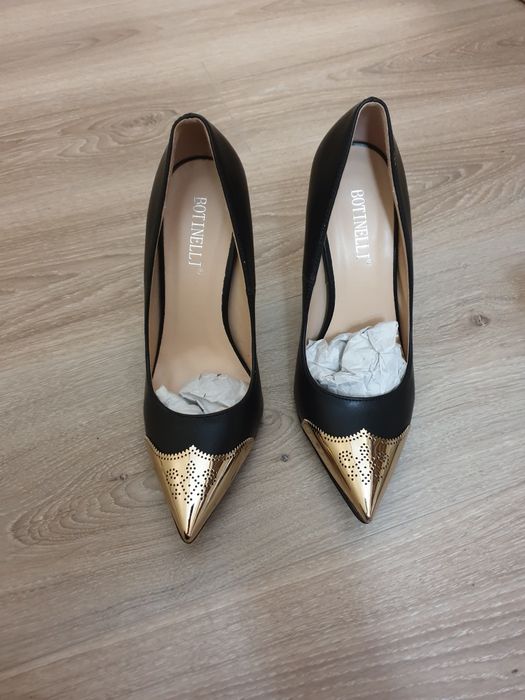 Рокля със златисто коланче s размер и обувки 37 номер