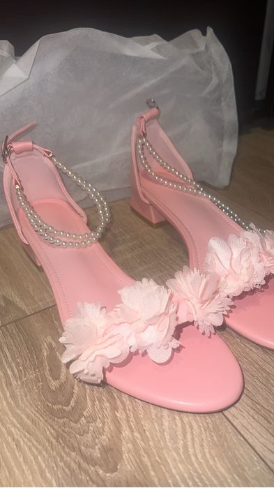 Sandale noi, nepurtate