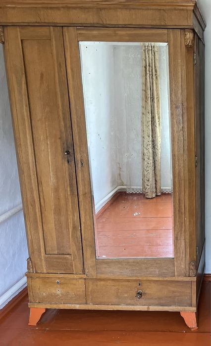 Продам шкаф дубовый для одежды