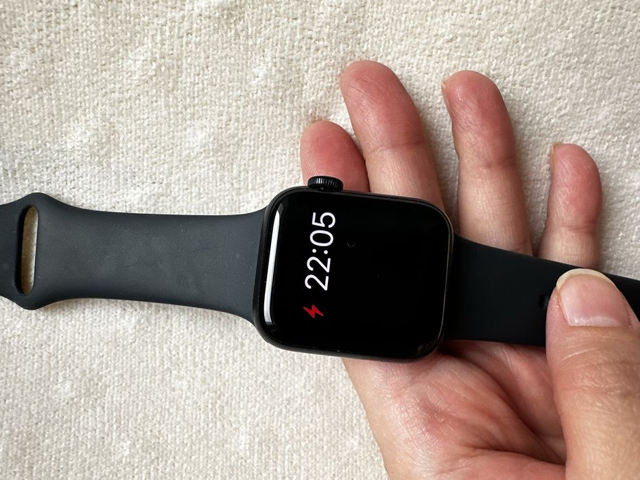 Смарт-часы Apple Watch SE 40 мм черный