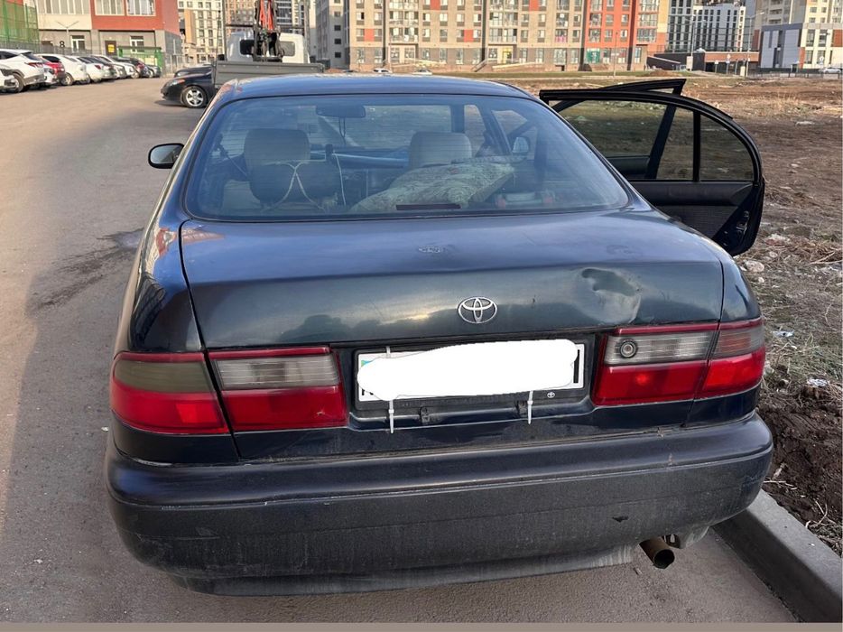 Машина Toyota Carina