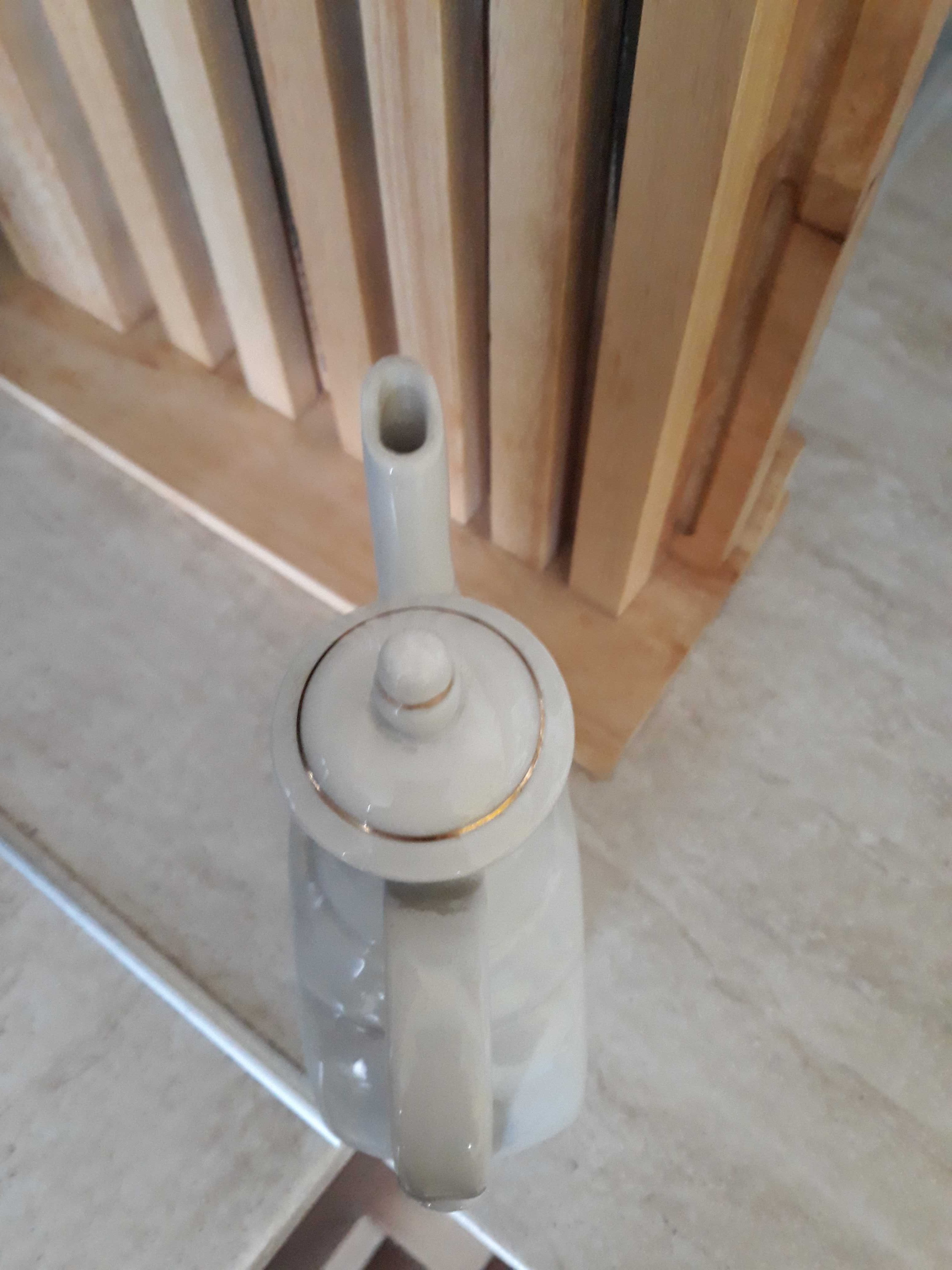 Порцеланов чайник гр. Троян • OLX.bg
