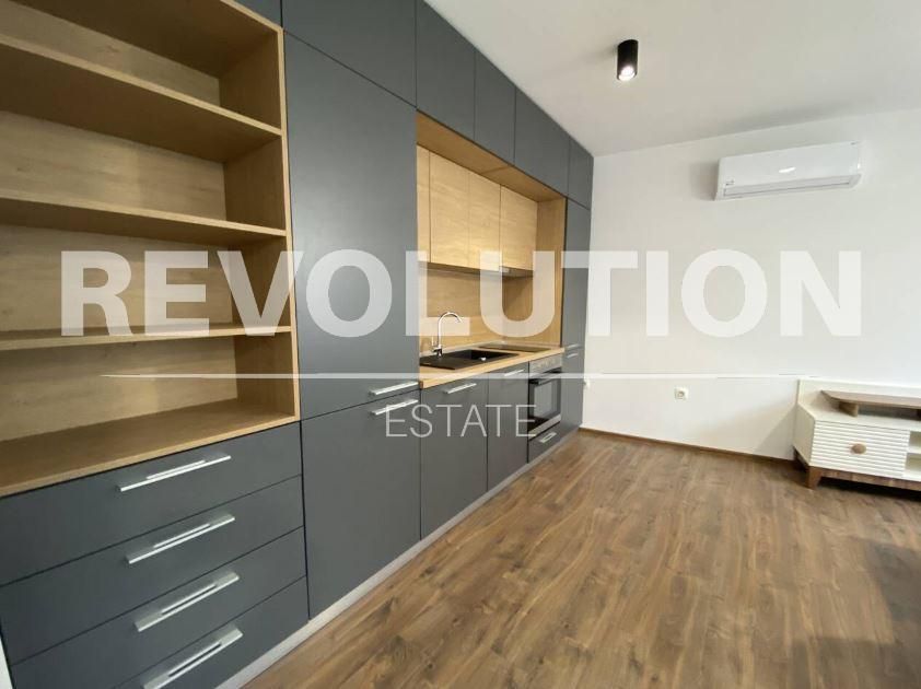 Дава се под наем Тристаен апартамент в Варна, Център - 90 кв.м за 800 € - Снимка #2