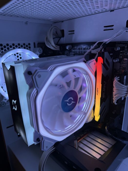 PC Gaming Intel i5-12400F / Gigabyte RTX 3050 EAGLE 8GB / 16GB DDR5 Fury Renegade RGB / SSD 512GB / Full AQIRYS Wezen Alb / Impecabil