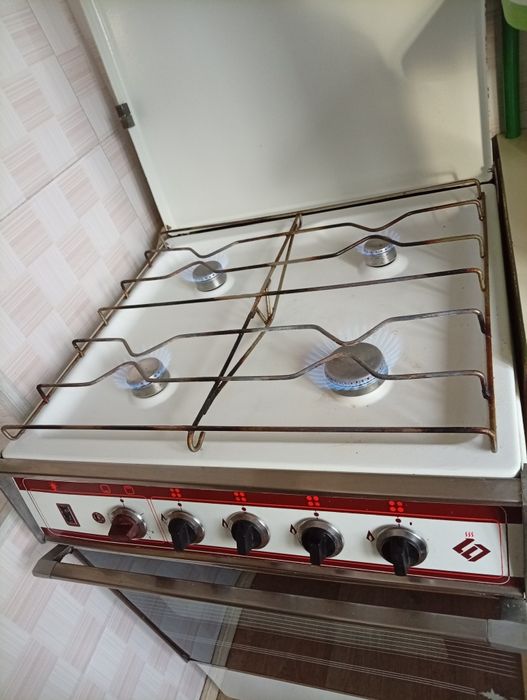 Газовая плита в хорошем состоянии