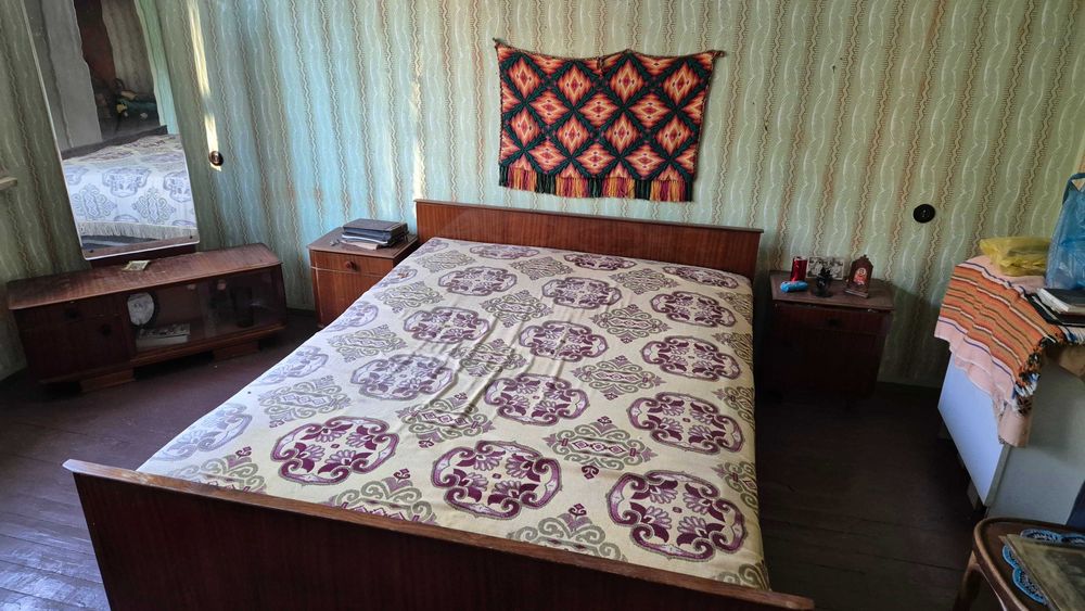 Запазени мебели от масивно дърво