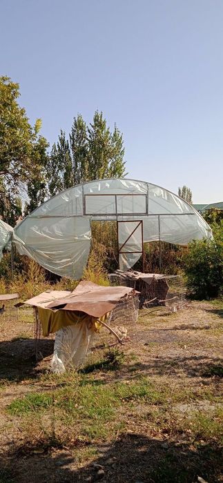 Yer sotiladi maxalla ichida uylar bor yon atrofda