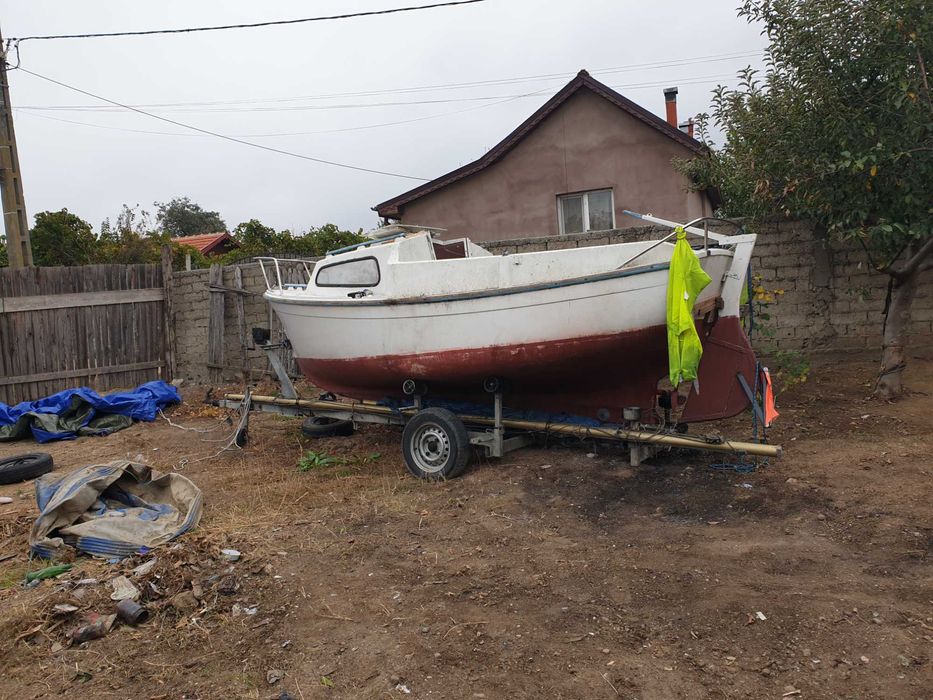 Vand barca cu vela si motor