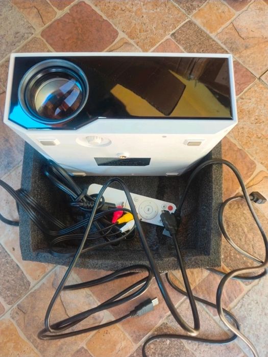 Videoproiector Tesla  smart GC06 WiFi, telecomandă, HDMI, complet