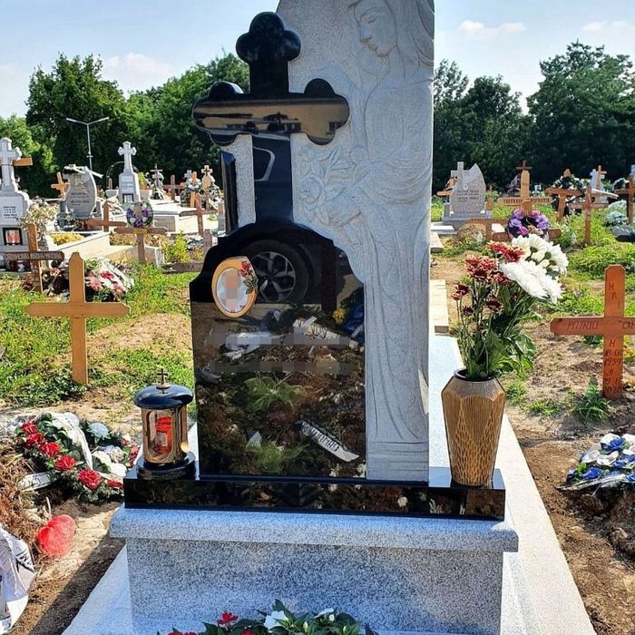 Vând cruci cavouri cripte borduri din marmura granit mozaic p