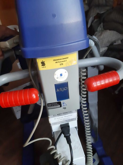 Scaun medical, cu elevator si cantar electronic, Arjo Calypso