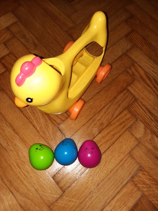 Gaina de jucarie Tomy cu oua