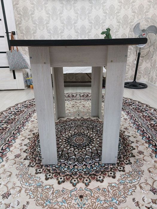 Продается новый стол.