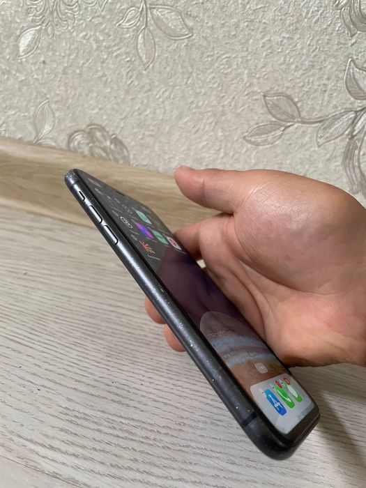 Iphone 11 . 64 gb