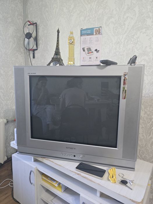 Срочно Телевизор и антена тюнер подарок