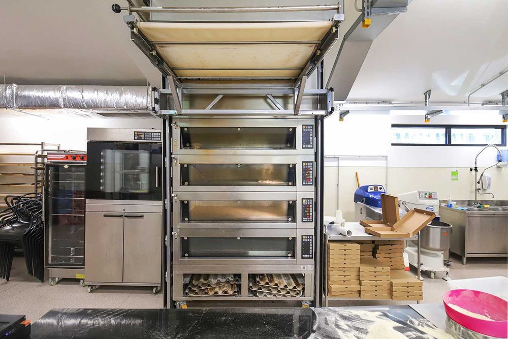 Дава се под наем Заведение в с. Кладница, Област Перник - 380 кв.м за 1683 € - Снимка #3