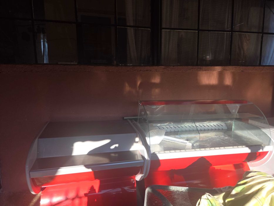 Витрина с щант за колбаси и млечни продукти