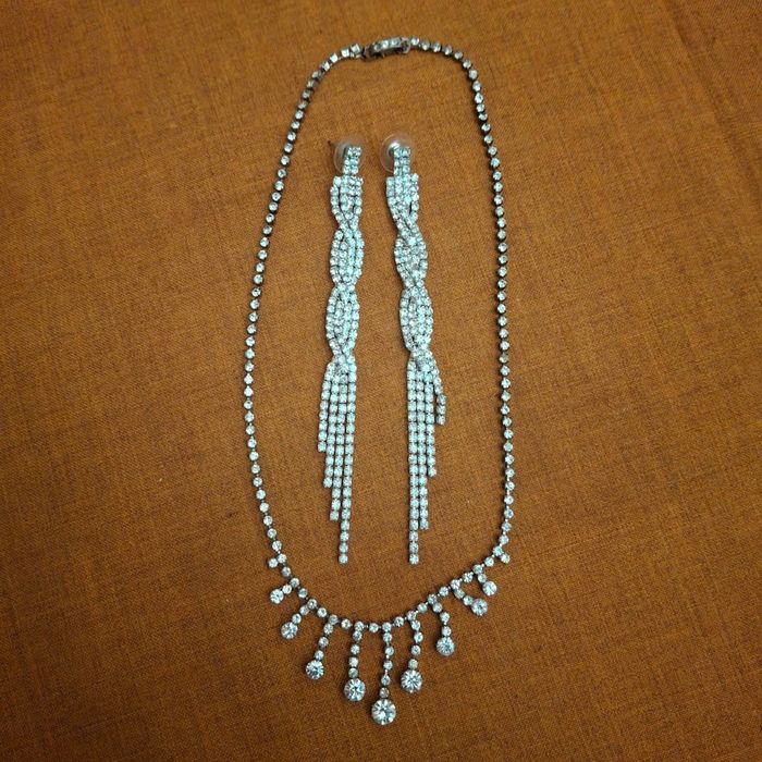 Винтидж бижута с бели кристали: колие, обеци с клипс и дълги обеци.