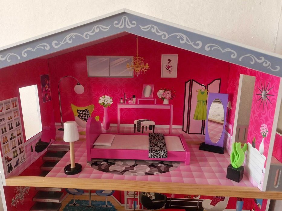 Дървена къща за кукли с асансьор