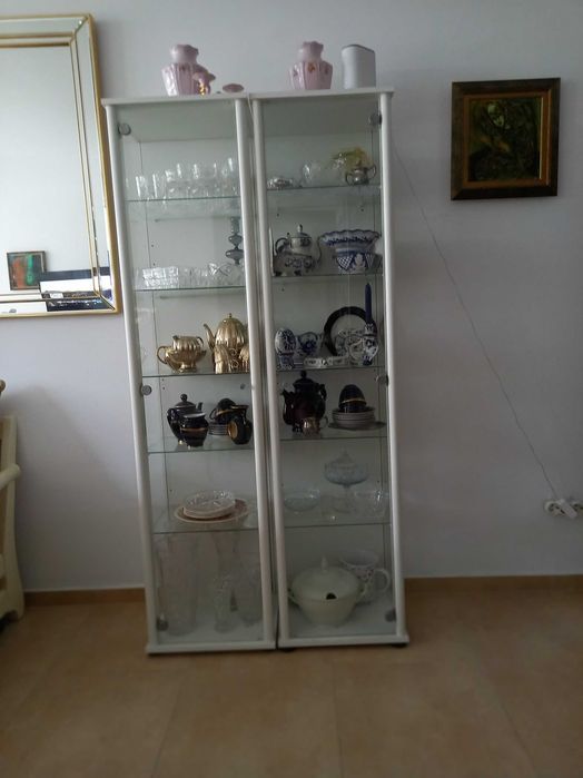 стъклена холна витрина