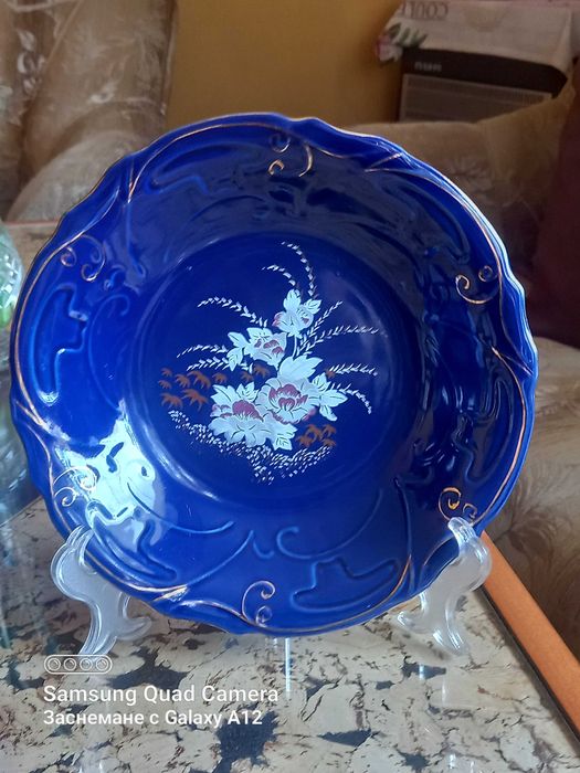 Нежни вази и плато-кобалтово синьо