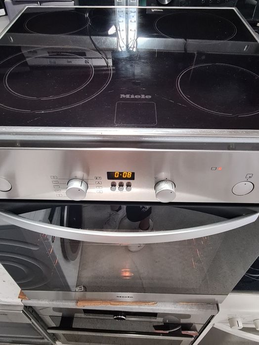 Фурна за вграждане Miele в к-т със стъклокерамични котлони