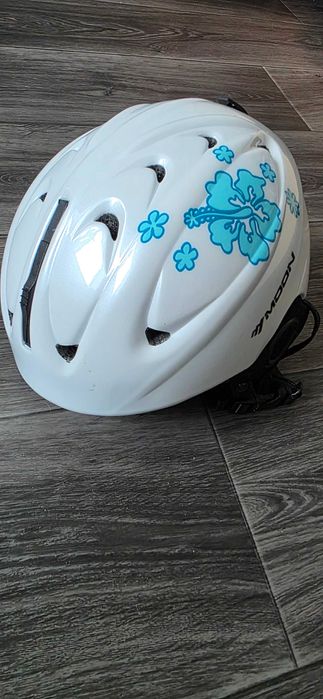 Шлем лыжный в отличном состоянии