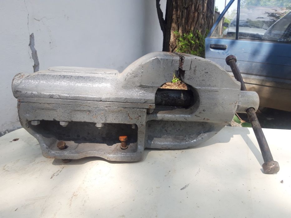 Продам тиски слесарные