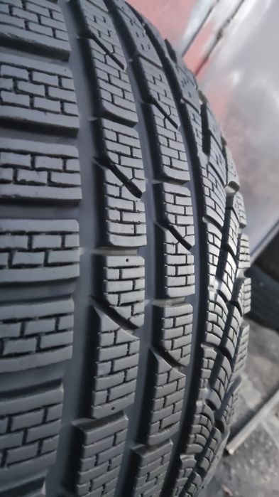 1бр. зимма гума 235/45/18 Pirelli Sotto Zero, W240 
dot22
8.5mm
Добро