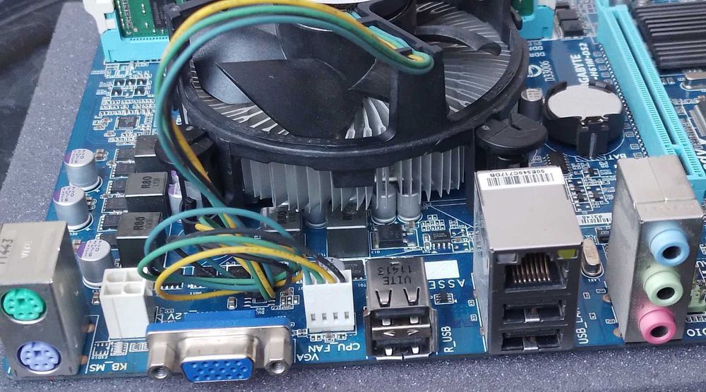 Дънo Gigabyte GA-H61M-DS2 с Intel Pentium G2030 + охладител + 4GB DDR3