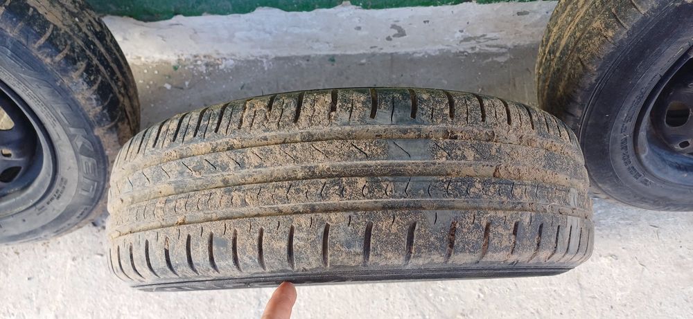 Vând anvelope  de vara cu tot cu jante . vw polo 9N..