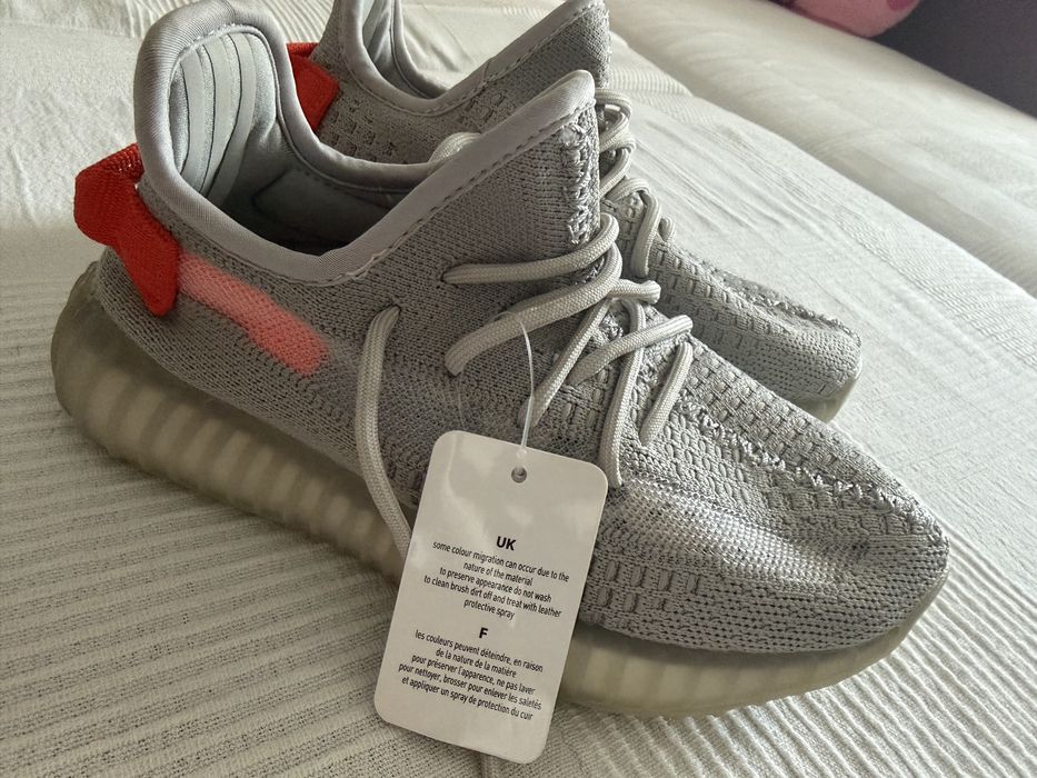Vand adidasi Yeezy nr 36